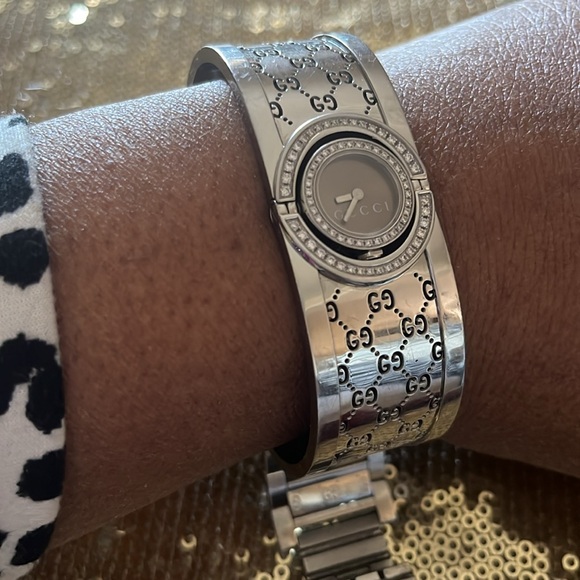 Gucci 23mm Stain Steel Diamond Twirl Bangle Watch in good condition. - Picture 6 of 8